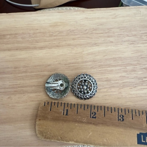 Vintage ClipOn Earrings - Picture 3 of 3